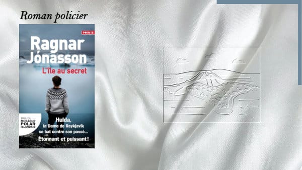 Une île en arrière-plan et au premier plan, la couverture du livre de Ragnar Jonasson, L'île au secret