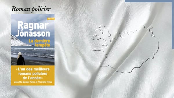 En arrière-plan, la carte de l'Islande, et au premier plan, la couverture du livre de Ragnar Jonasson, La dernière tempête