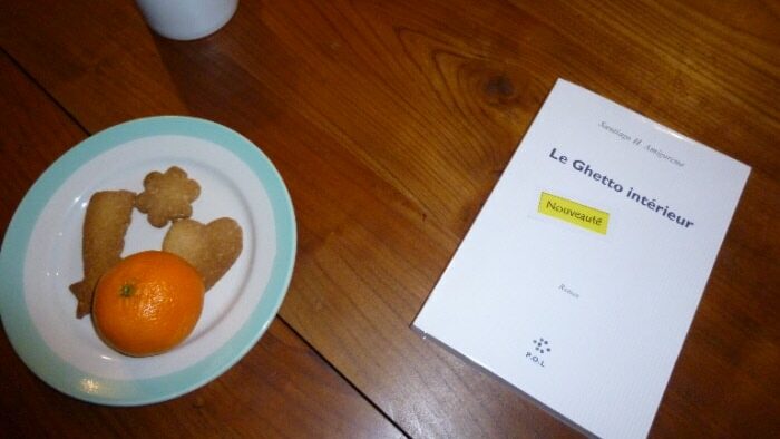 Une assiette de biscuits et la couverture du livre de Santiago Amigorena, Le Ghetto intérieur