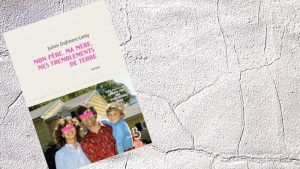 Sur un arrièr- plan de terre craquelé, la couverture du livre de Julien Dufresne-Lamy, Mon père, ma mère, mes tremblements de terre.