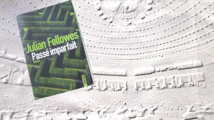 En arrière-plan, une salle de bal et au premier plan, la couverture du livre de Julian Fellows, Passé imparfait.