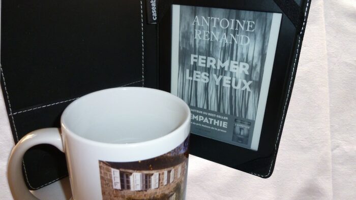 Un mug, une liseuse avec la couverture du livre d'Antoine Renand, Fermer les yeux