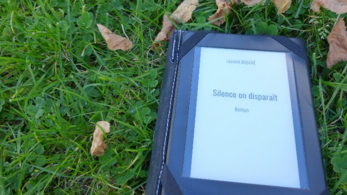 Liseuse avec le livre de Laurent Bouché "Silence on disparaît"