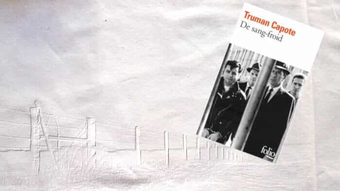 Couverture du livre de Truman Capote, De sang-froid. En arrière plan une clôture qui court le long d'une prairie (Kansas)