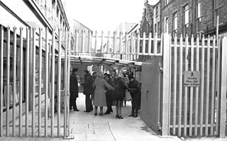Fouille des forces Britanniques à l'entrée d'un quartier protestant de Belfast en1978