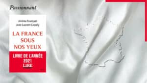 En arrière-plan, une carte de France et au premier plan, la couverture du livre de Jérôme Fourquet et Jean-Laurent Cassely, La France sous nos yeux