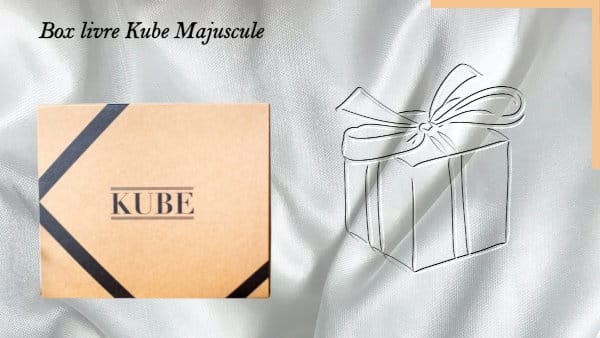 En arrière-plan, un cadeau et au premier plan, la box Kube