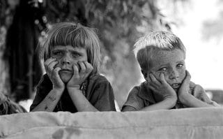 Des enfants d'Oklahoma réfugiés en Californie en 1936