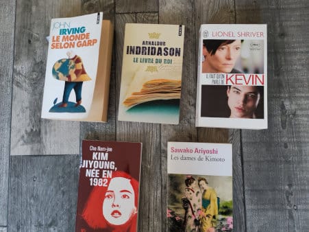 Sur un parquet, les 5 livres achetés en 2026 : Kim Jiyoung née en 1982, Les dames de Kimoto, Le monde selon Garp, Il faut qu'on parle de Kevin, Le livre du roi