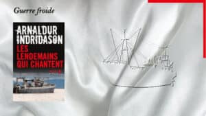 Un chalutier en arrière-plan et la couverture du livre d'Arnaldur Indridason, Les lendemains qui chantent