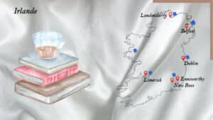 En arrière-plan, une carte littéraire de l'Irlande, et au premier plan, une pile de livre