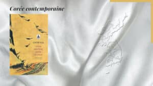 En arrière-plan, une carte de la Corée et au premier plan, la couverture du livre de Ch'oe Yun, Là-bas, sans bruit, tombe un pétale