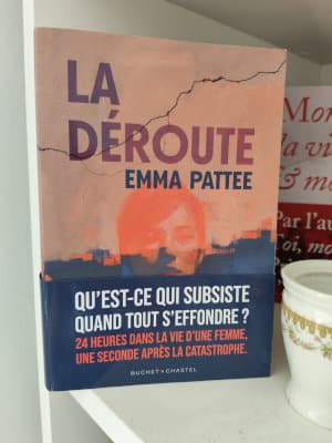 Livre d'Emma Pattee, La déroute, posée sur une étagère