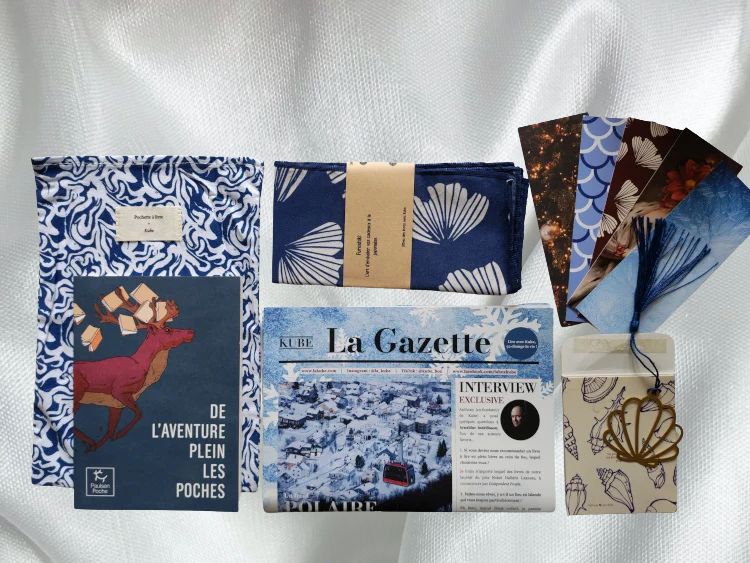 Quelques surprises trouvées dans la box : pochette livre, carnet, marque-pages carton et acier, furoshiki, ainsi qu'un exemplaire de la gazette