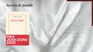 Une maison brûle en arrière-plan. Au premier plan, la couverture du livre d'Antoine Wauters, Haute-Folie
