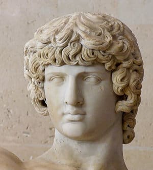 Tête sculptée d'Antinoüs