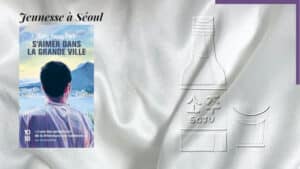 En arrière-plan, une bouteille de Soju et un verre. Au premier plan, la couverture du livre de Park Sang Young, S'aimer dans la grande ville