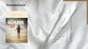 En arrière-plan, un petit garçon montre quelque-chose à son père, et au premier plan, la couverture du livre de Bernard Schlink, Ce qui reste