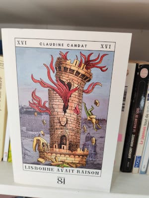 Devant une étagère de bibliothèque, le livre de Claudine Candat, Lisbonne avait raison
