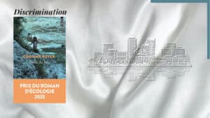 En arrière-plan, la ville de Bucarest se reflète dans l'eau. Au premier plan, la couverture du livre de Corinne Royer, Ceux du lac