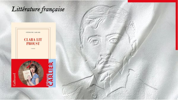 En arrière-plan, un portrait de Marcel Proust, au premier plan, la couverture du livre de Stéphane Carlier, Clara lit Proust