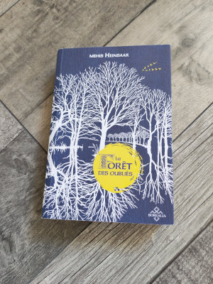Photo du livre de Mehis Heinsaar, La forêt des oubliés. Livre posé sur un parquet.
