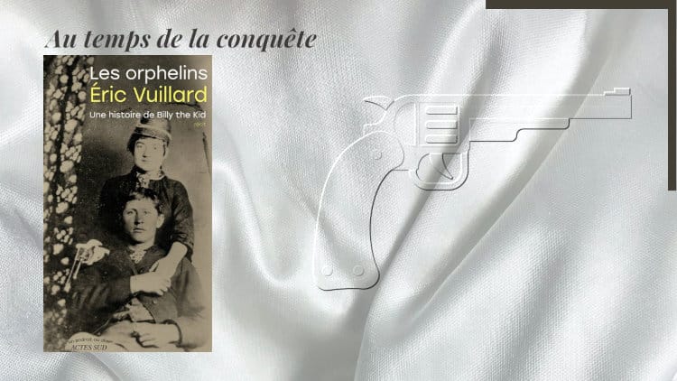 Un revolver en arrière-plan, et la couverture du livre d'Eric Vuillard au premier plan