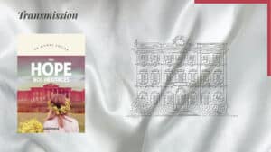 Une maison d'un grand domaine en arrière-plan et la couverture du livre d'Anna Hope, Nos héritages au premier plan.
