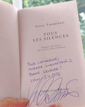 Livre d'Arttu Tuominen, Tous les silences. Ouvert à la page de dédicace de l'auteur : Pour Catherine, Bonne lecture, Lyon 5-4-2026