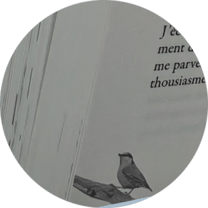 Image d'une page du livre avec oiseau