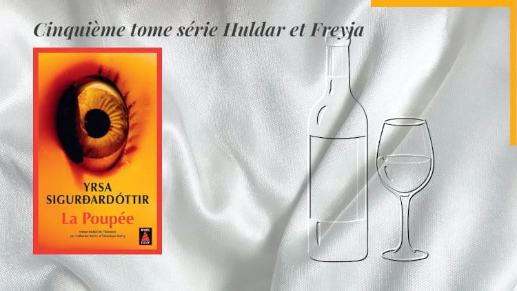 En arrière-plan, un verre et une bouteille de vin. Au premier plan, la couverture du livre d'Yrsa Sigurdardottir, La poupée