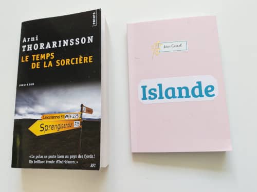 Livre d’Arni Thorarinsson, Le temps de la sorcière, posé sur une table à côté de mon carnet de voyage en Islande