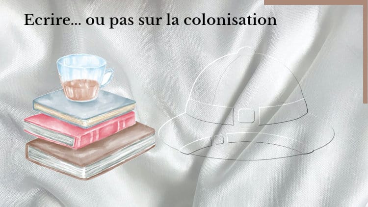 En arrière-plan, un casque colonial et au premier plan, une pile de livres