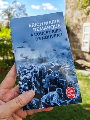 Une main tient le livre d'Erich Maria Remarque, À l’ouest rien de nouveau