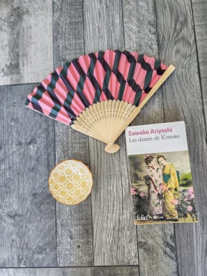 Le livre de Sawako Ariyoshi, Les dames de Kimoto, posé sur le sol. A côté : un éventail et un bol