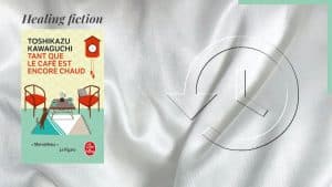 En arrière-plan, des aiguilles qui remontent en arrière et au premier plan la couverture du livre de Toshikazu Kawaguchi, Tant que le café est encore chaud