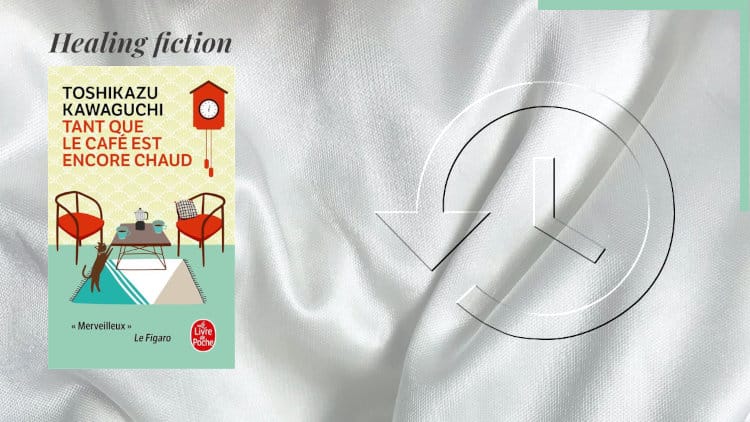 En arrière-plan, des aiguilles qui remontent en arrière et au premier plan la couverture du livre de Toshikazu Kawaguchi, Tant que le café est encore chaud