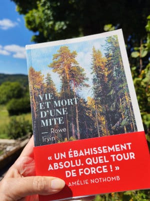 Une main tient le livre de Rowe Irwin, Vie et mort d'une mite