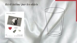 En arrière-plan, un verre ordinaire et au premier plan, la couverture du livre de Clémentine Mélois, Choses que je croyais perdues.