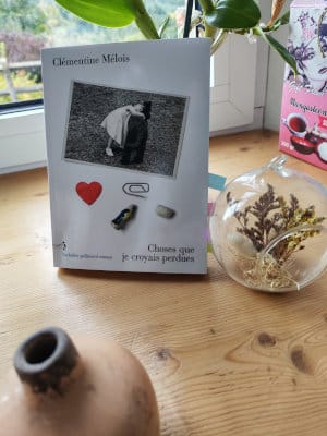 Le livre de Clémentine Mélois, Choses que je croyais perdues, posé sur un appui de fenêtre. Autour, des objets décoratifs