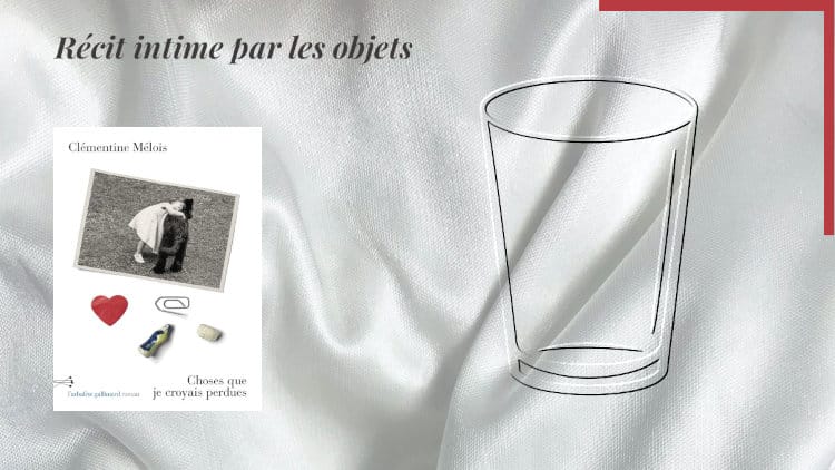 En arrière-plan, un verre ordinaire et au premier plan, la couverture du livre de Clémentine Mélois, Choses que je croyais perdues.