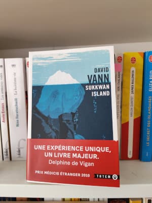Photo personnelle de l'ancienne édition du livre posé sur une étagère de ma bibliothèque