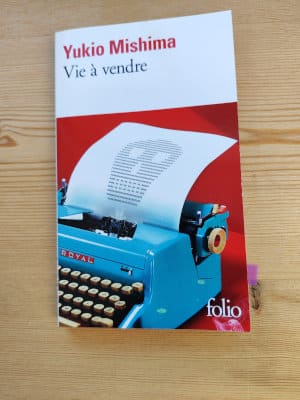 Livre de poche de Yukio Mishima, Vie à vendre, posé sur une étagère.