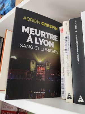 Livre d'Adrien Crespin, Meurtre à Lyon, posé sur une étagère