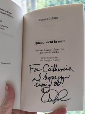 Le livre de Dennis Lehanne, ouvert sur la page de garde. Dédicace de l'auteur : For Catherine, I hope you enjoy it.
